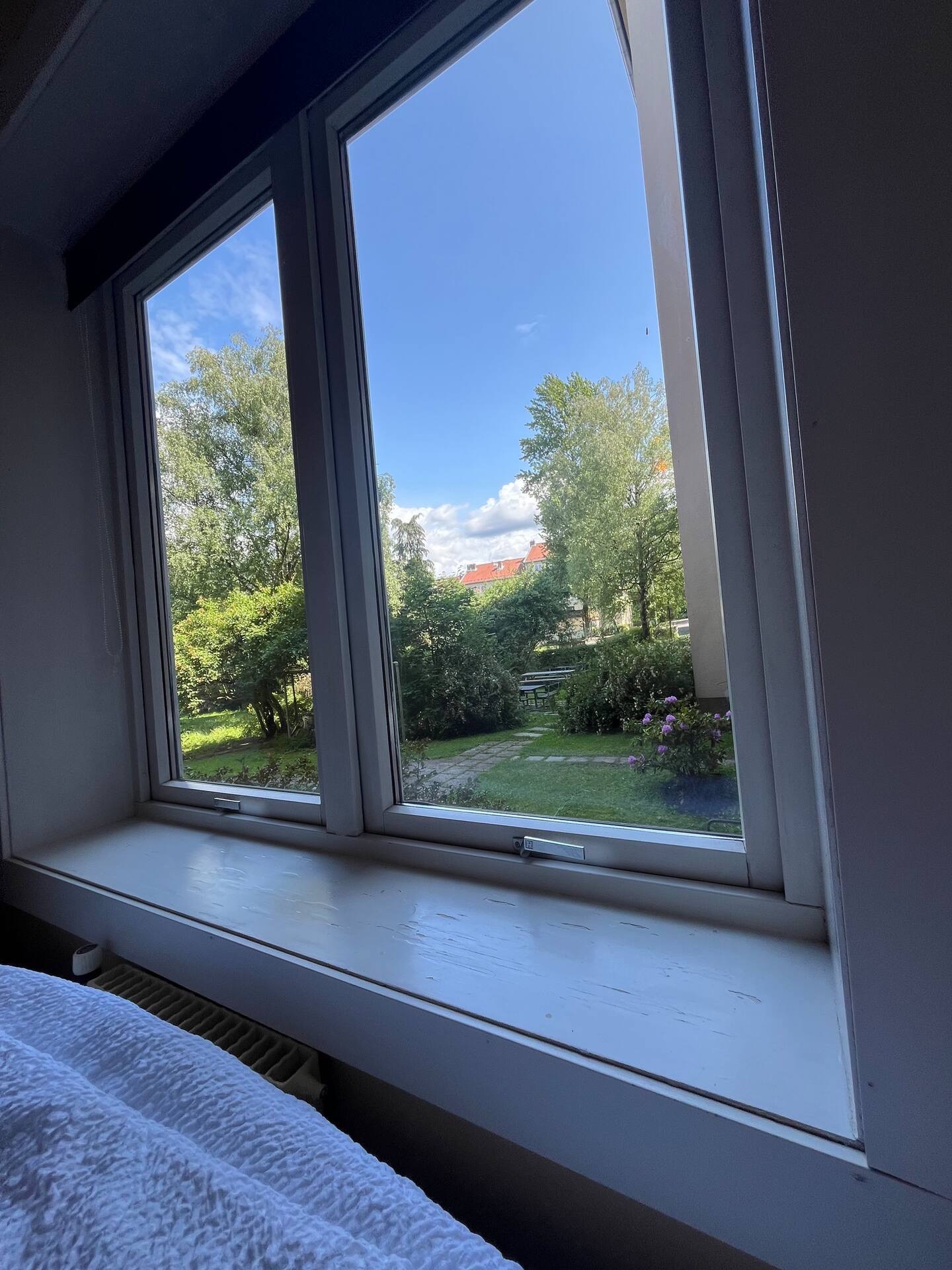 Soverom 1 vender ut mot bakgården. Helt stille om natten.